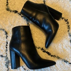 JustFab Rosamund Boot in Black Snakeskin - Sz 8